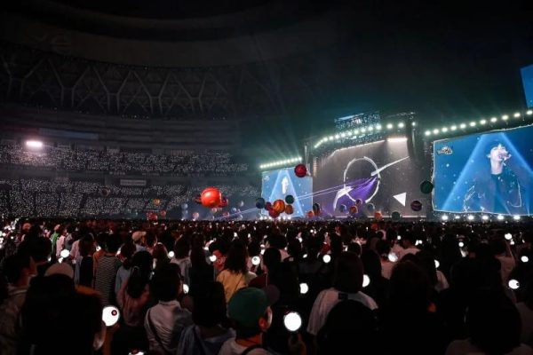 suasana arena konser BTS